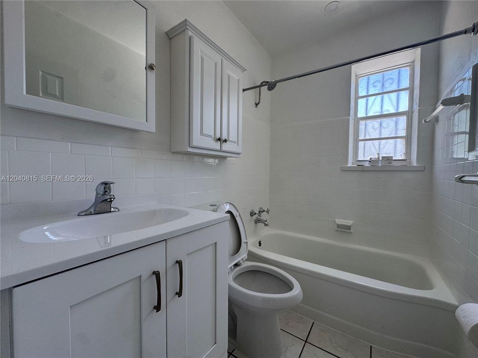 For Rent: $2,800 (2 beds, 1 baths, 978 Square Feet)