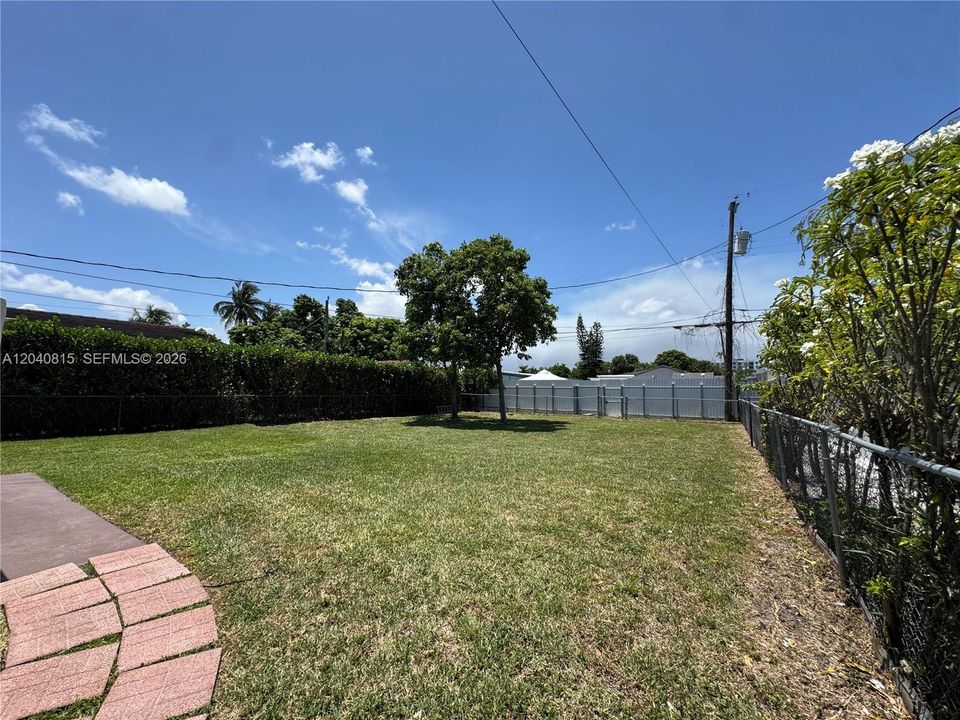 For Rent: $2,800 (2 beds, 1 baths, 978 Square Feet)