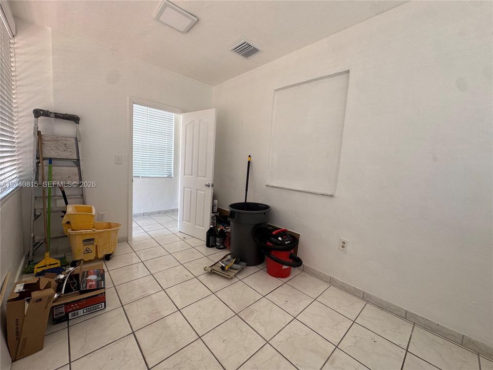 For Rent: $2,800 (2 beds, 1 baths, 978 Square Feet)