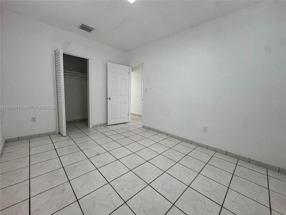 For Rent: $2,800 (2 beds, 1 baths, 978 Square Feet)