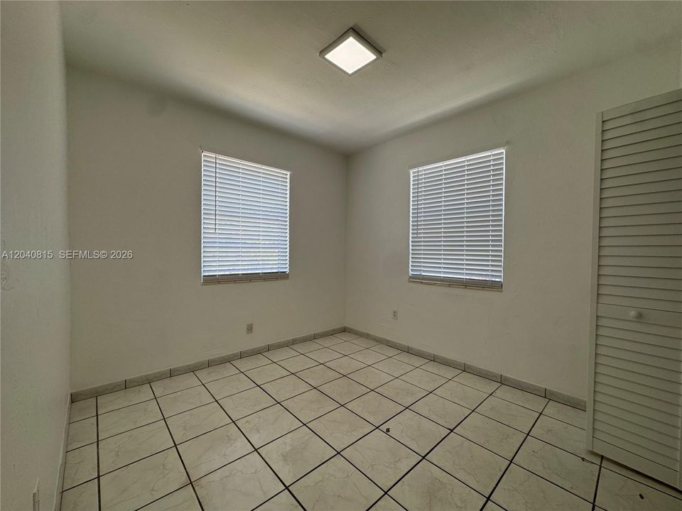 For Rent: $2,800 (2 beds, 1 baths, 978 Square Feet)