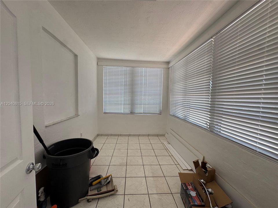 For Rent: $2,800 (2 beds, 1 baths, 978 Square Feet)
