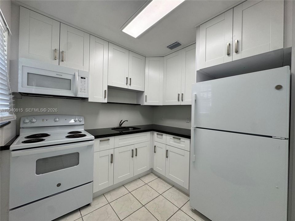 For Rent: $2,800 (2 beds, 1 baths, 978 Square Feet)