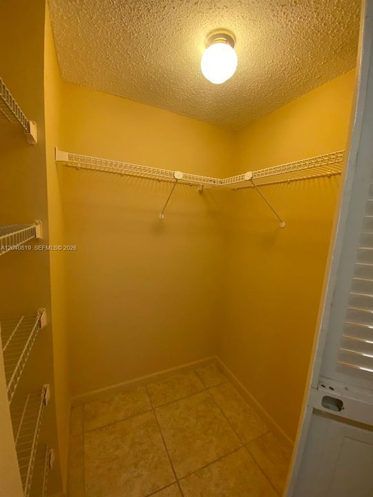 For Rent: $1,450 (1 beds, 1 baths, 830 Square Feet)