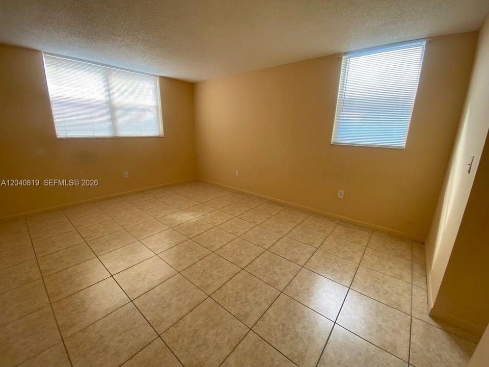For Rent: $1,450 (1 beds, 1 baths, 830 Square Feet)