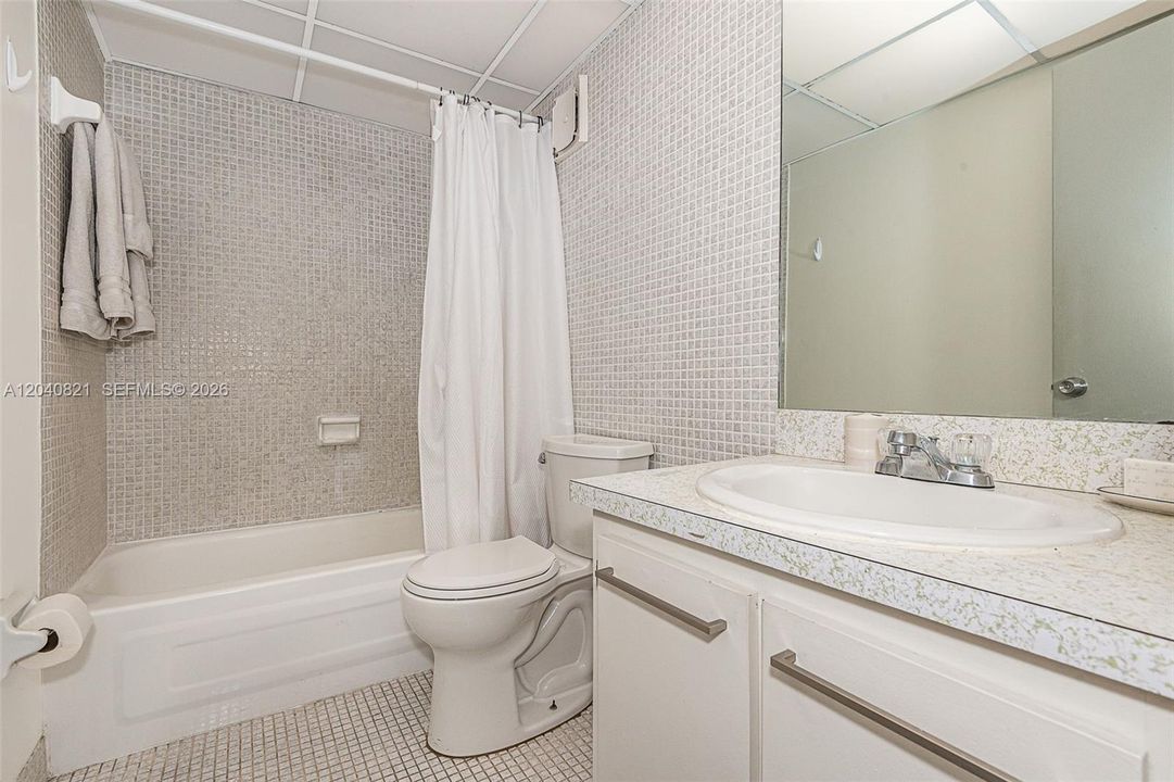 For Sale: $389,000 (2 beds, 2 baths, 747 Square Feet)