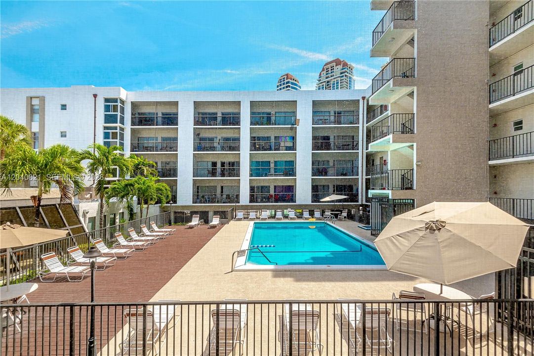 For Sale: $389,000 (2 beds, 2 baths, 747 Square Feet)