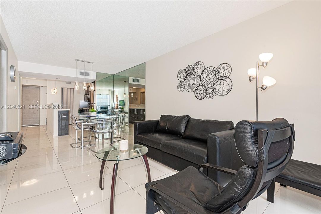 For Sale: $389,000 (2 beds, 2 baths, 747 Square Feet)