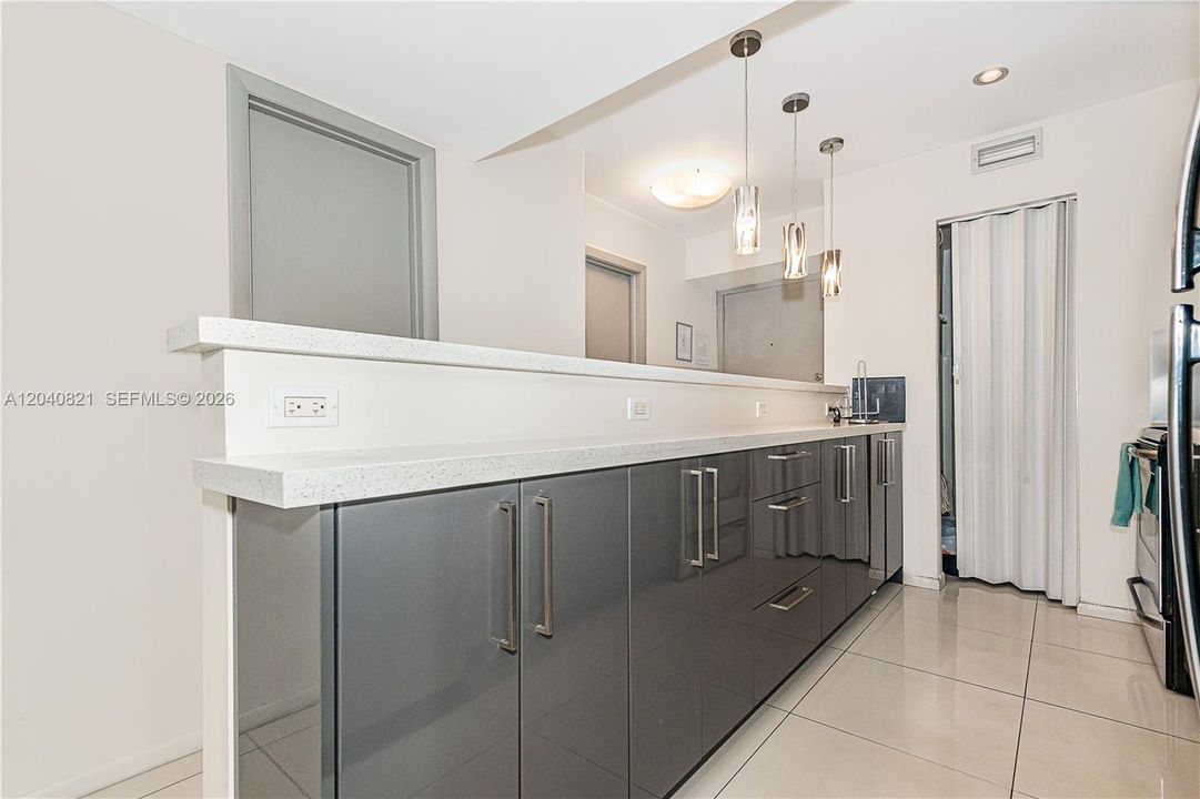 For Sale: $389,000 (2 beds, 2 baths, 747 Square Feet)