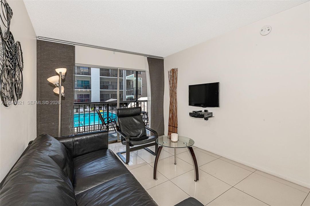 For Sale: $389,000 (2 beds, 2 baths, 747 Square Feet)
