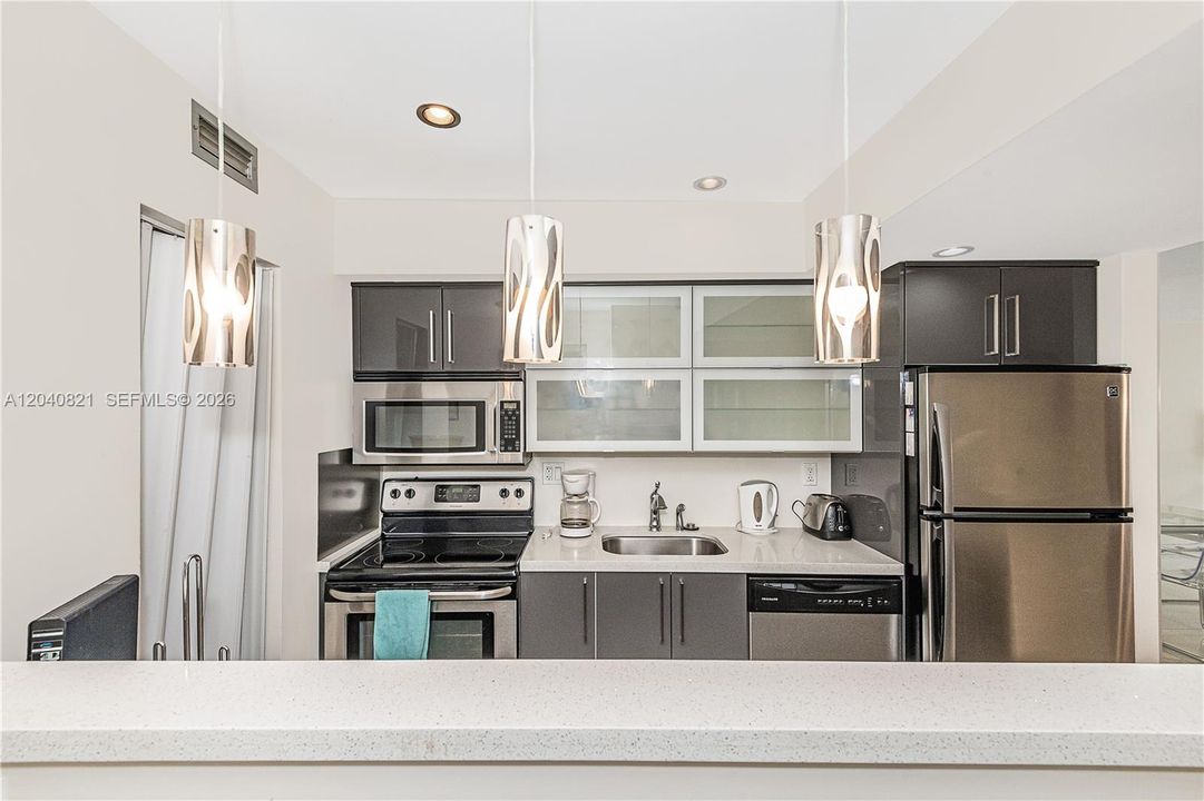 For Sale: $389,000 (2 beds, 2 baths, 747 Square Feet)