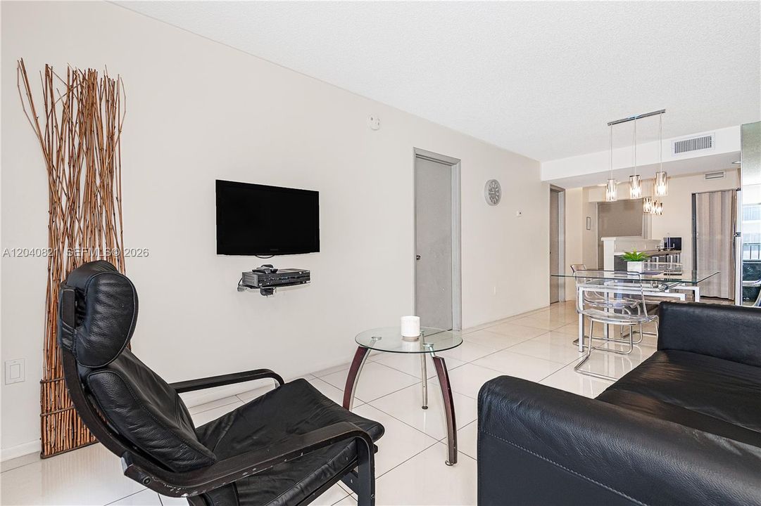 For Sale: $389,000 (2 beds, 2 baths, 747 Square Feet)