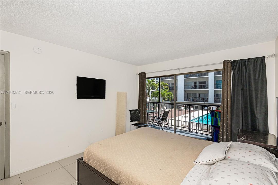 For Sale: $389,000 (2 beds, 2 baths, 747 Square Feet)