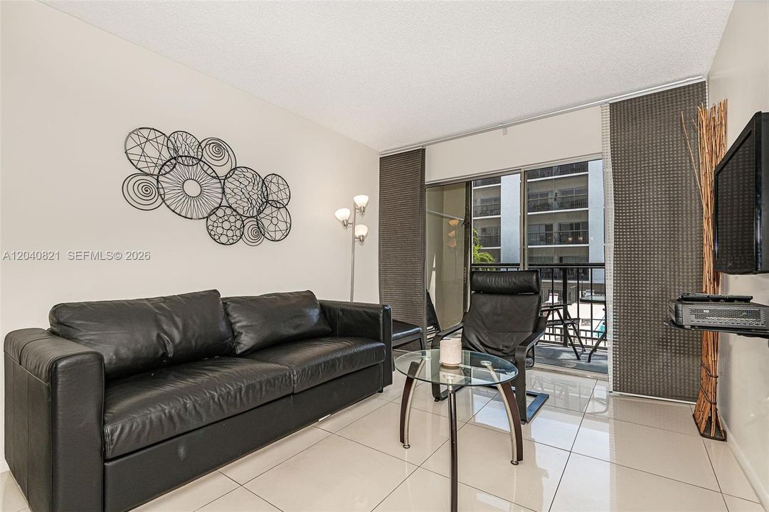 For Sale: $389,000 (2 beds, 2 baths, 747 Square Feet)