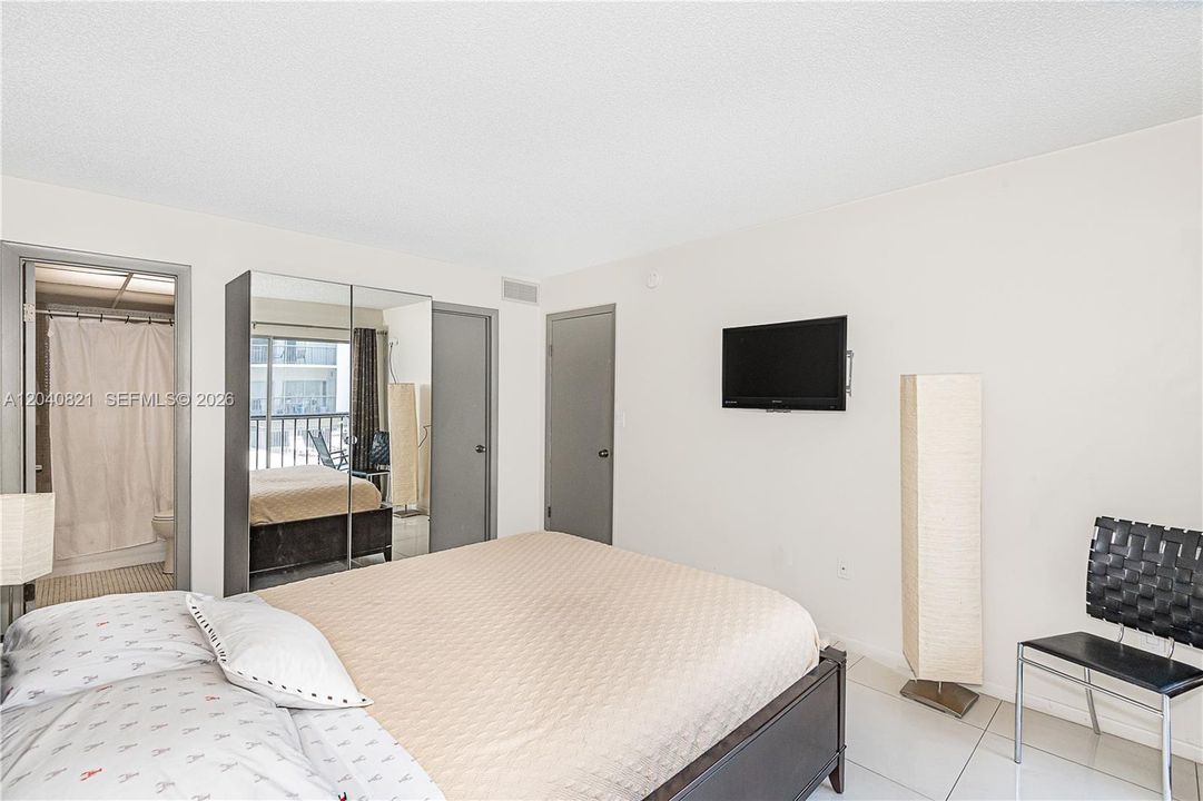 For Sale: $389,000 (2 beds, 2 baths, 747 Square Feet)