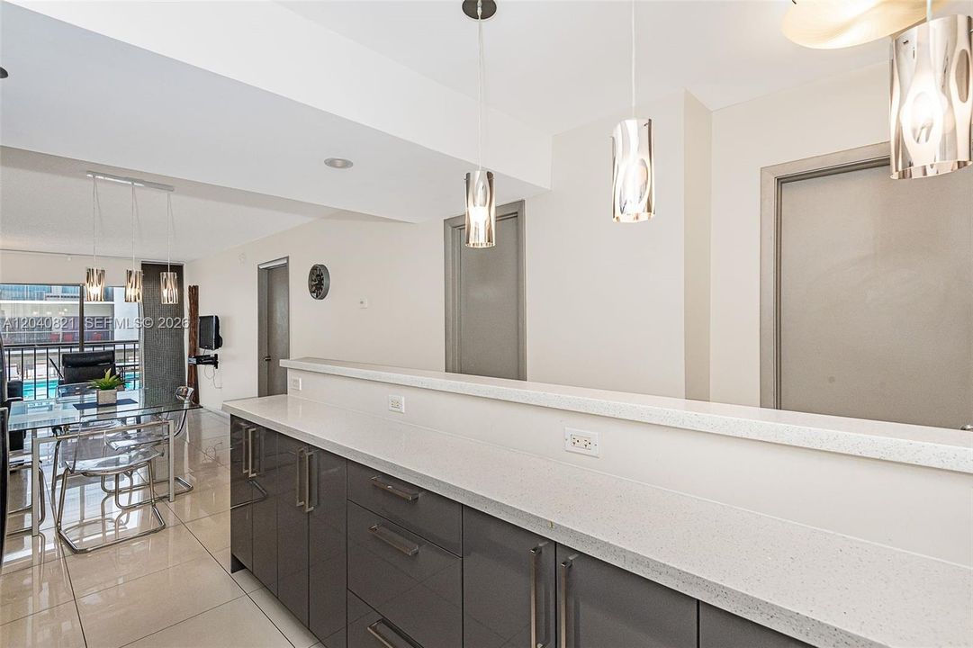 For Sale: $389,000 (2 beds, 2 baths, 747 Square Feet)