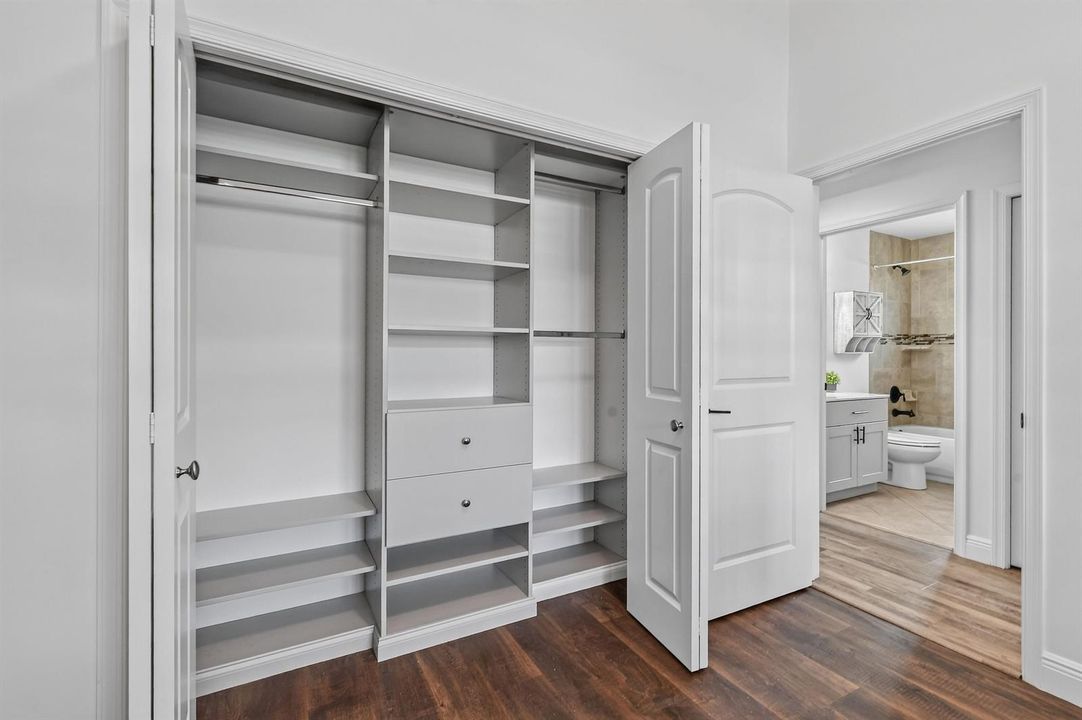 Bedroom 4 Closet
