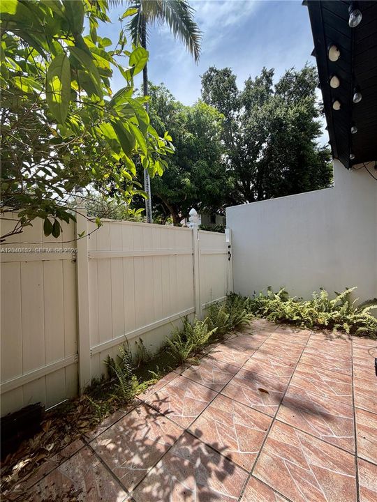 For Sale: $550,000 (2 beds, 2 baths, 1007 Square Feet)