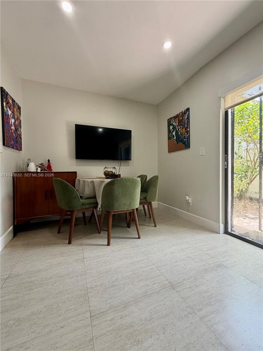 For Sale: $550,000 (2 beds, 2 baths, 1007 Square Feet)