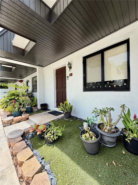 For Sale: $550,000 (2 beds, 2 baths, 1007 Square Feet)