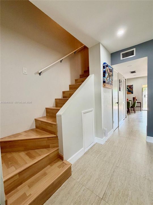 For Sale: $550,000 (2 beds, 2 baths, 1007 Square Feet)