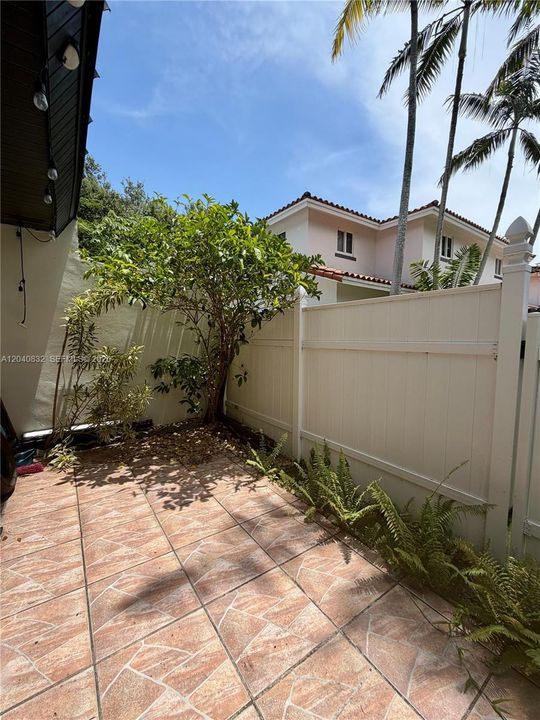 For Sale: $550,000 (2 beds, 2 baths, 1007 Square Feet)