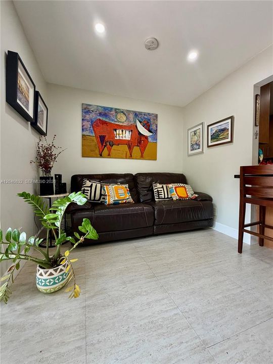 For Sale: $550,000 (2 beds, 2 baths, 1007 Square Feet)