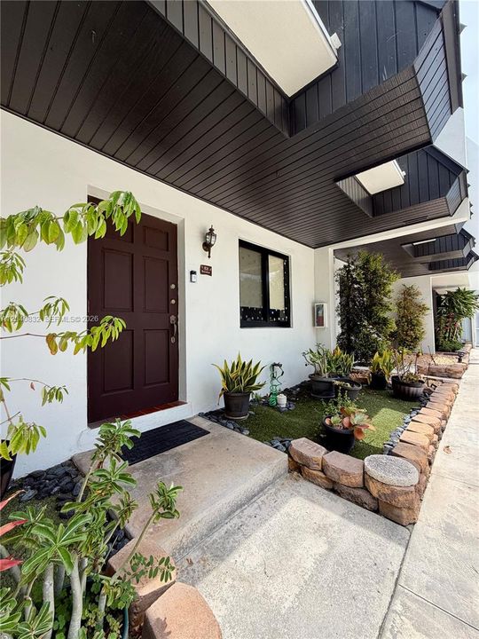For Sale: $550,000 (2 beds, 2 baths, 1007 Square Feet)