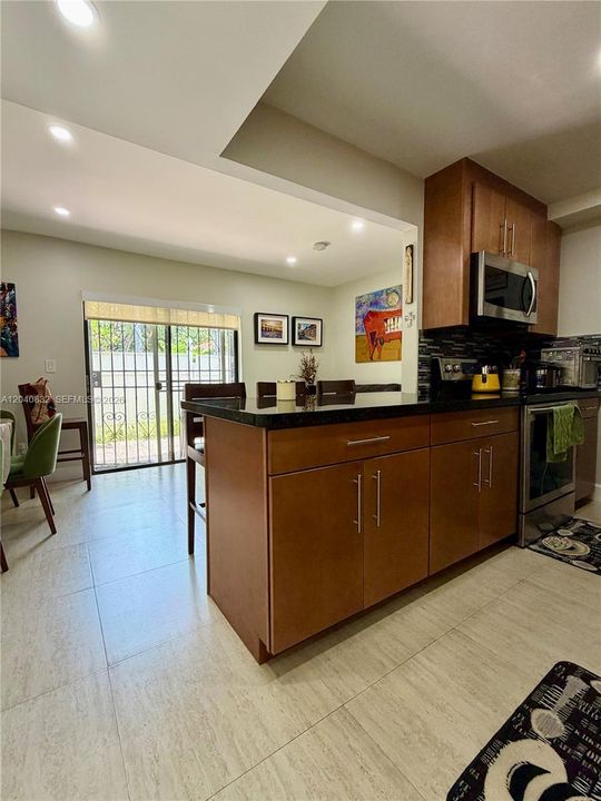 For Sale: $550,000 (2 beds, 2 baths, 1007 Square Feet)
