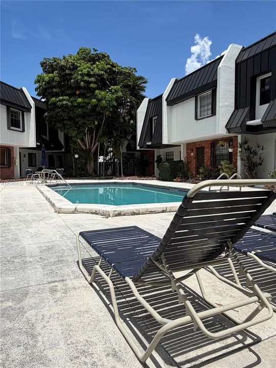 For Sale: $550,000 (2 beds, 2 baths, 1007 Square Feet)