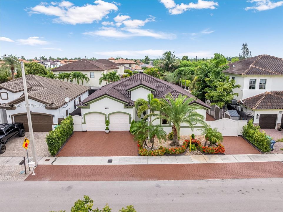 Active With Contract: $883,000 (3 beds, 2 baths, 2150 Square Feet)