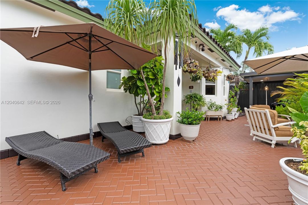 Active With Contract: $883,000 (3 beds, 2 baths, 2150 Square Feet)
