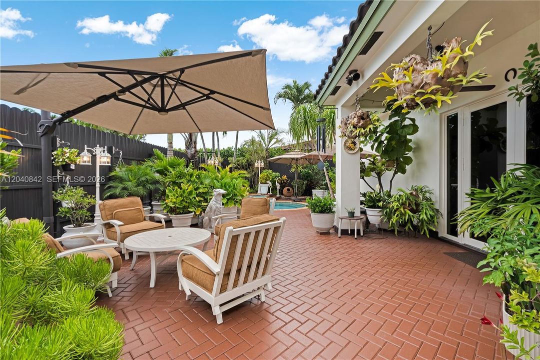 Active With Contract: $883,000 (3 beds, 2 baths, 2150 Square Feet)