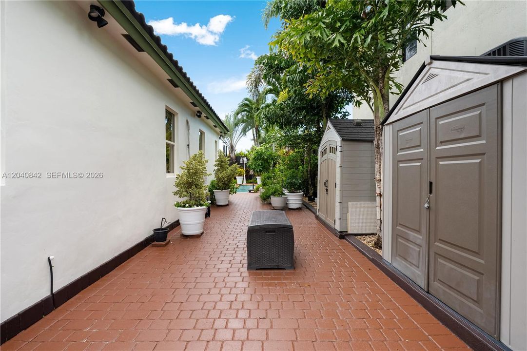 Active With Contract: $883,000 (3 beds, 2 baths, 2150 Square Feet)