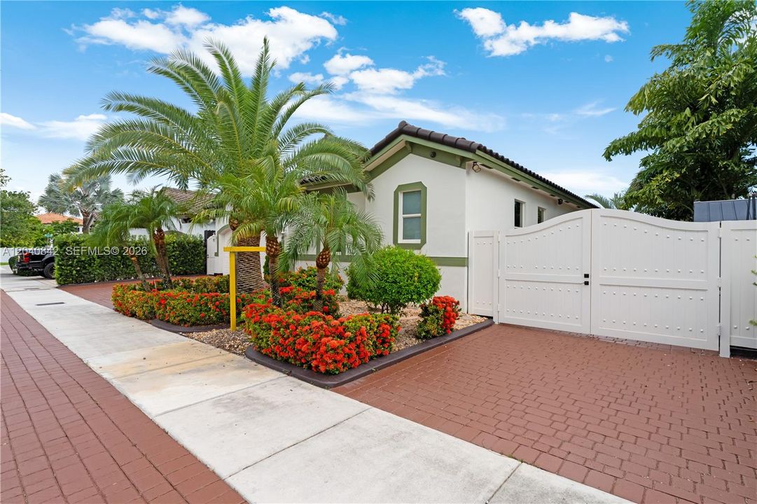 Active With Contract: $883,000 (3 beds, 2 baths, 2150 Square Feet)