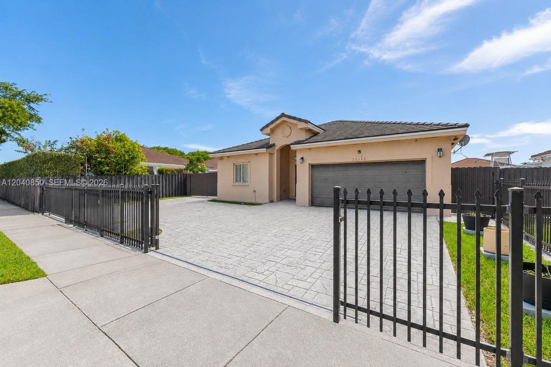 For Sale: $600,000 (3 beds, 2 baths, 1519 Square Feet)