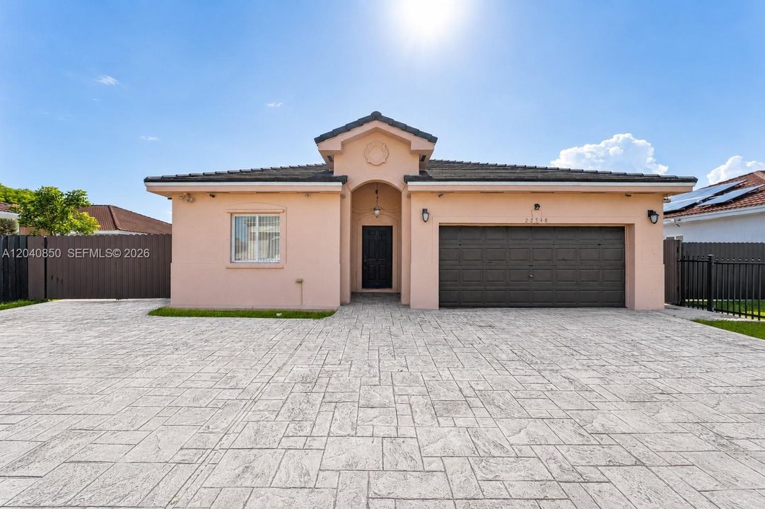 For Sale: $600,000 (3 beds, 2 baths, 1519 Square Feet)