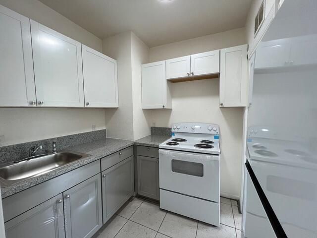 520-3 Kitchen2