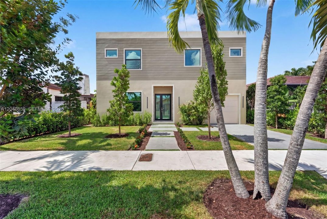 For Sale: $1,749,000 (5 beds, 5 baths, 2600 Square Feet)