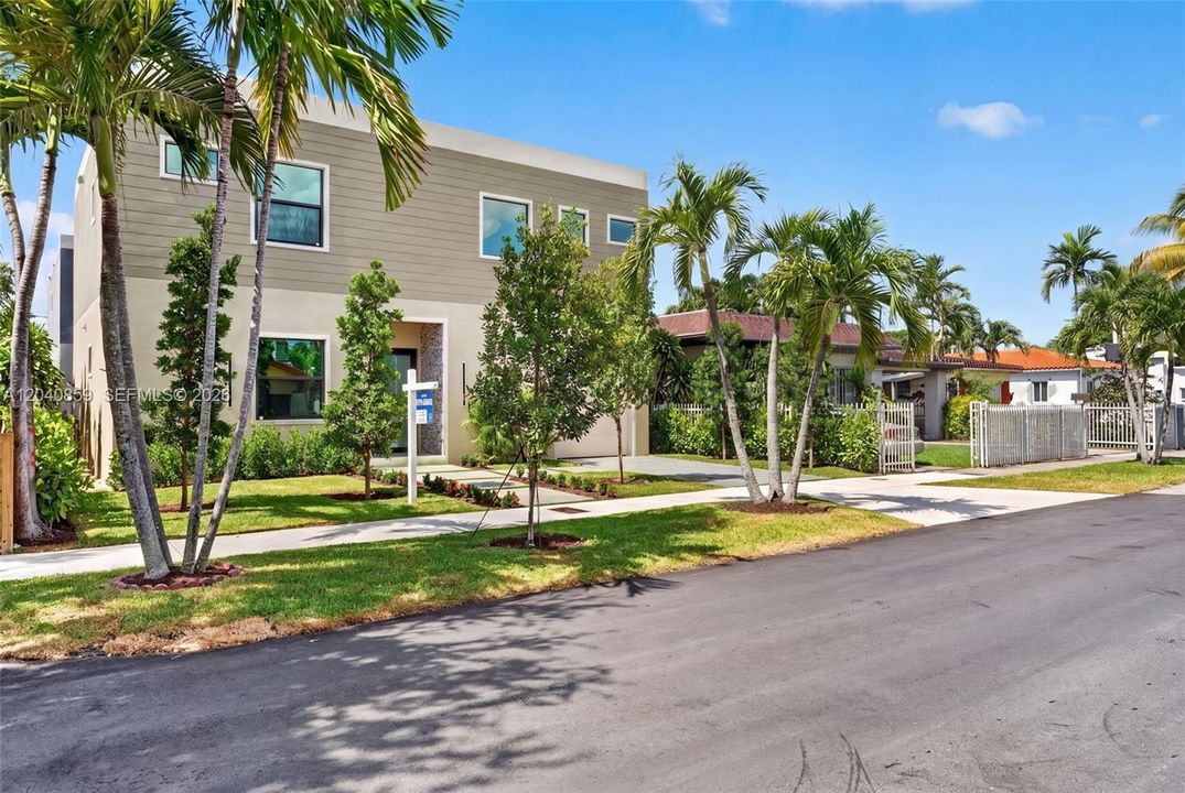 For Sale: $1,749,000 (5 beds, 5 baths, 2600 Square Feet)