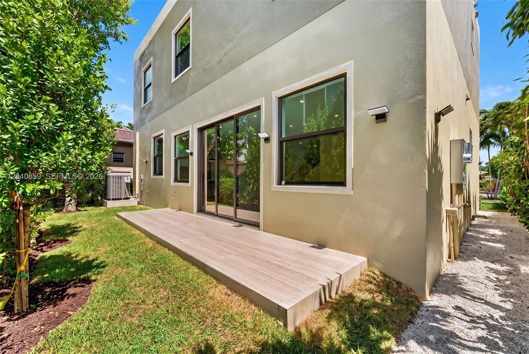 For Sale: $1,749,000 (5 beds, 5 baths, 2600 Square Feet)