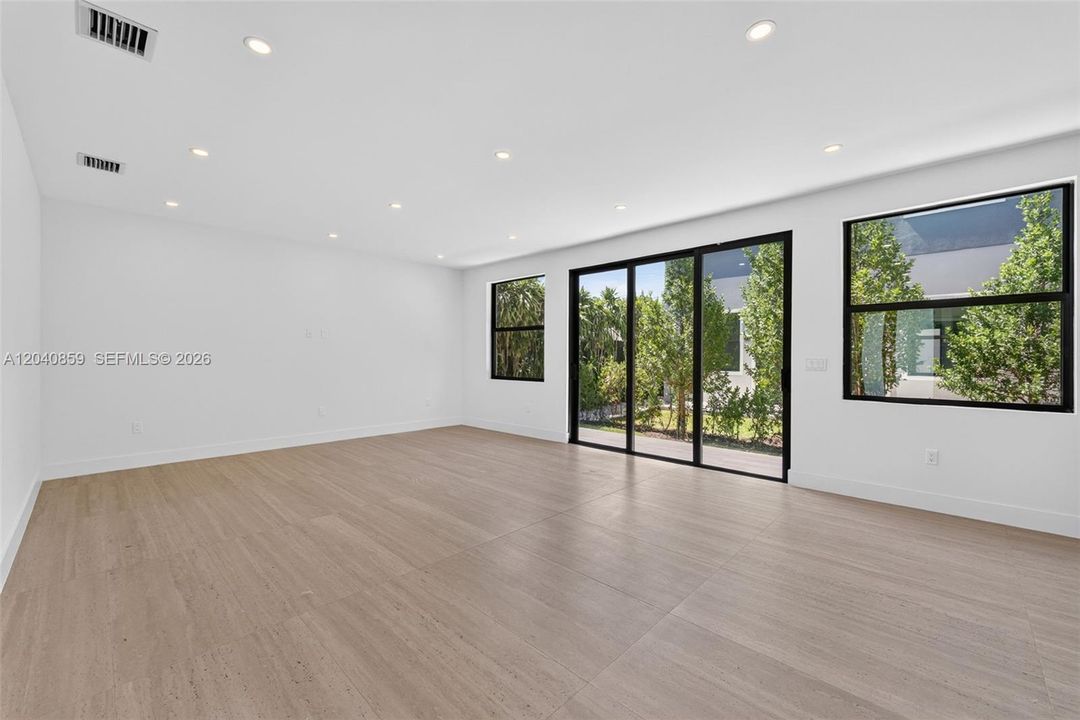 For Sale: $1,749,000 (5 beds, 5 baths, 2600 Square Feet)