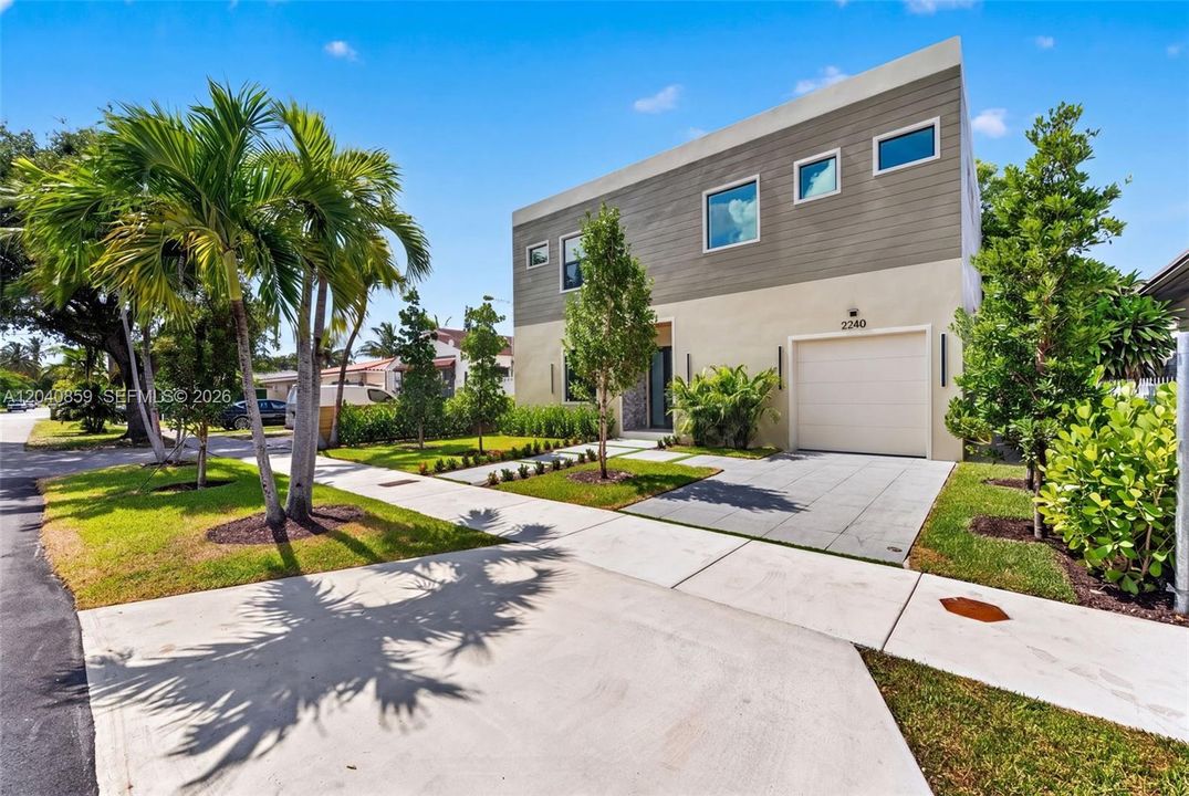 For Sale: $1,749,000 (5 beds, 5 baths, 2600 Square Feet)