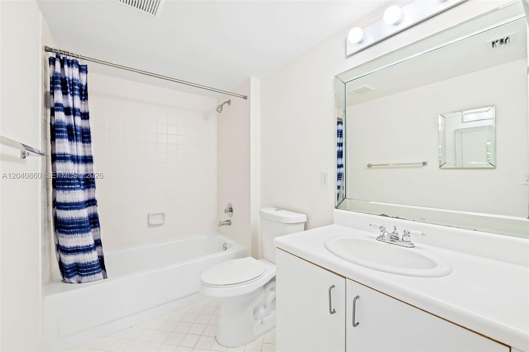 Guest bath with shower tub combo