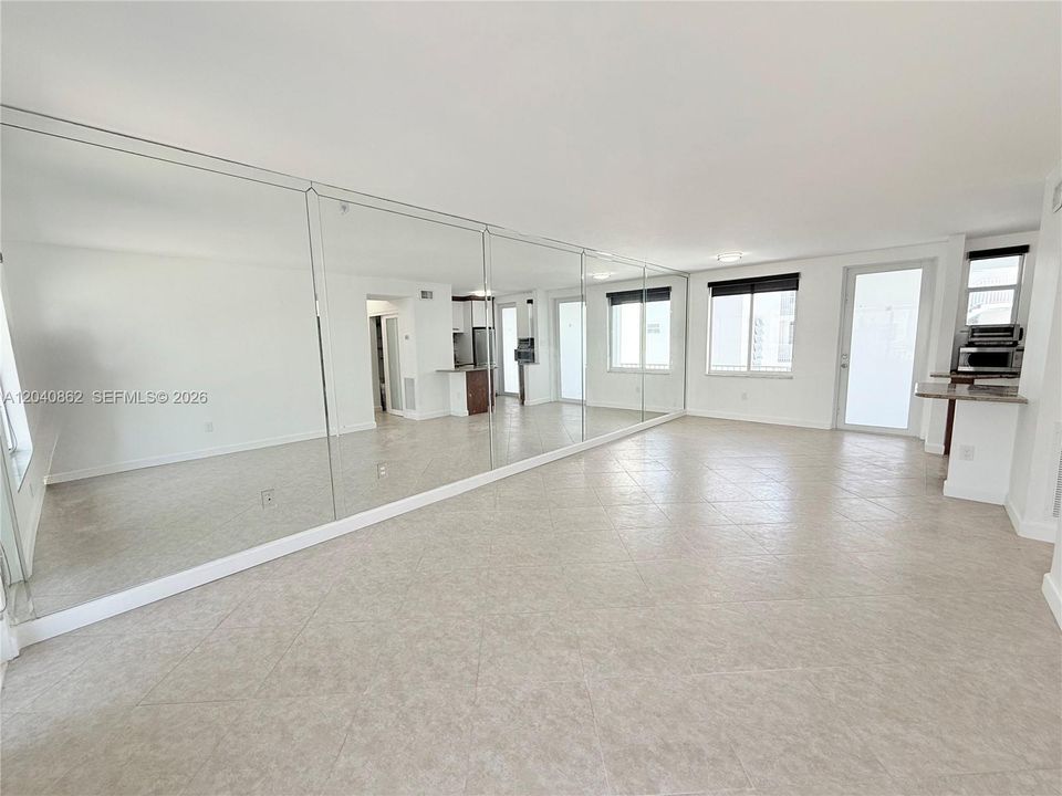 For Rent: $2,400 (1 beds, 1 baths, 650 Square Feet)