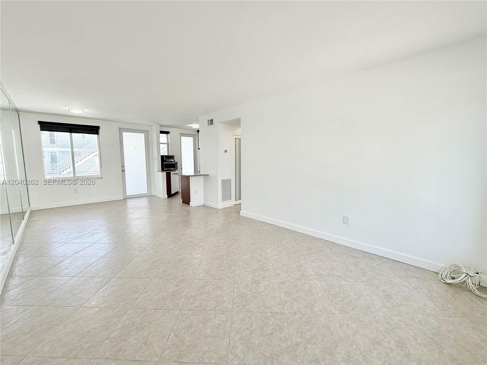 For Rent: $2,400 (1 beds, 1 baths, 650 Square Feet)