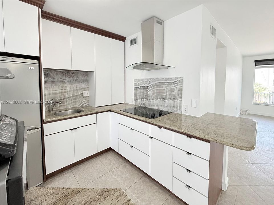 For Rent: $2,400 (1 beds, 1 baths, 650 Square Feet)