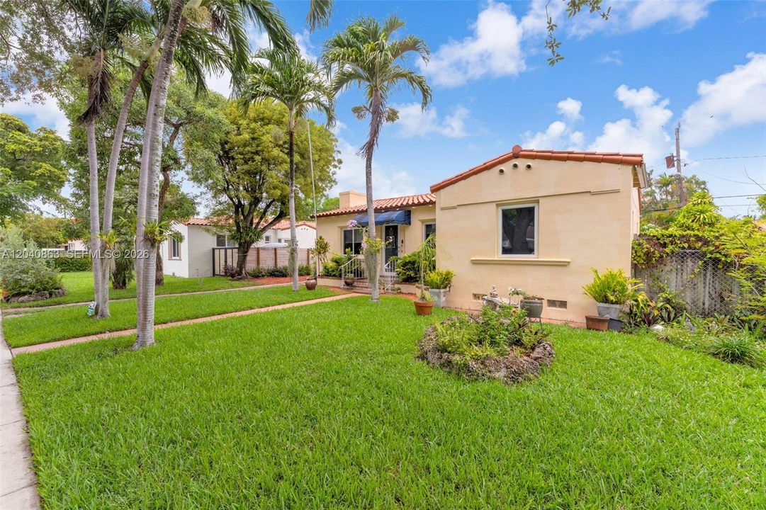 For Sale: $799,000 (2 beds, 1 baths, 1773 Square Feet)