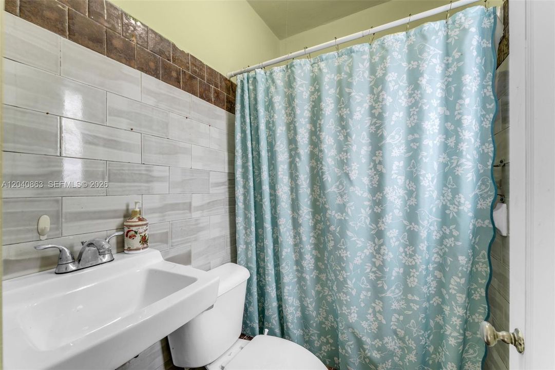 For Sale: $799,000 (2 beds, 1 baths, 1773 Square Feet)