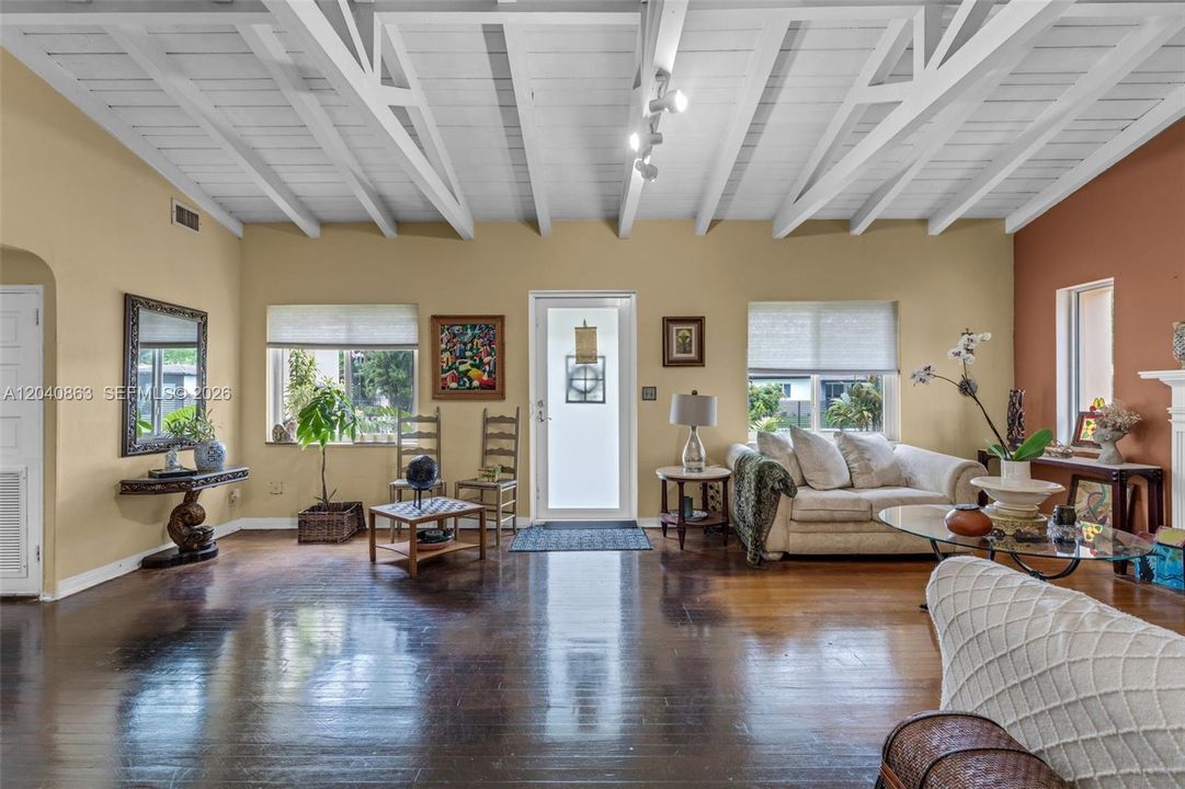 For Sale: $799,000 (2 beds, 1 baths, 1773 Square Feet)